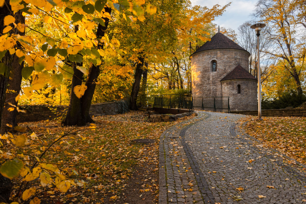 Rotunda św. Mikołaja w Cieszynie w jesiennej scenerii